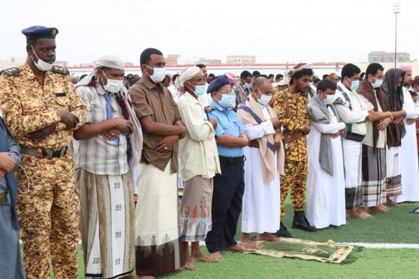 وزير الكهرباء ووكيل المهرة الأول ووكيل الشباب يؤدون صلاة العيد مع جموع المصلين بمدينة الغيضة
