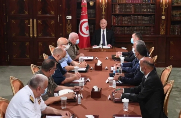 الرئيس التونسي يقيل الحكومة ويجمد البرلمان ويتولى السلطة التنفيذية والمعارضة تدعو الشعب لحماية الدمقراطية