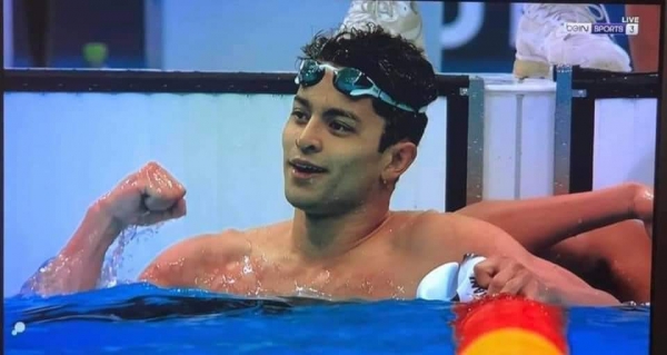 السباح مختار اليمني يحرز المركز الأول بمجموعته ويغادر أولمبياد طوكيو