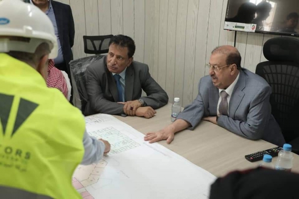 الشيخ سلطان البركاني ومحافظ المهرة يتفقدان سير العمل في مشروع مدينة الملك سلمان الطبية والتعليمية