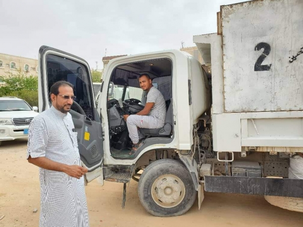 جمعية وحدة شباب المهرة تدشن تركيب أجهزة GPS لسيارات صندوق النظافة بتمويل من منظمة شركاء اليمن.