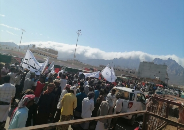 سقطرى: رغم القبضة الأمنية ومحاولات الترهيب والقمع حشود كبيرة تتظاهر وسط حديبو