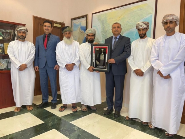 السفارة اليمنية في عمان تكرم الفريق العماني لاستكشاف الكهوف الذي زار محافظة المهرة