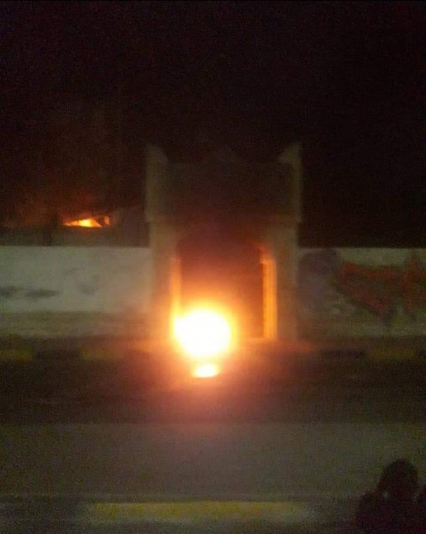المكلا : متظاهرون يحرقون بوابة "الإذاعة" احتجاجاً على انقطاع الكهرباء