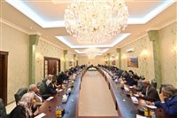 عدن .. مجلس القيادة الرئاسي يعقد أول اجتماع مع هيئة التشاور والمصالحة