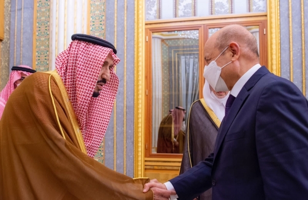 رئيس مجلس القيادة الرئاسي رشاد العليمي ونوابه يلتقون بالعاهل السعودي