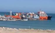 قناة تلفزيونية تكشف افراغ سفينة إماراتية شحنة أسلحة ومعدات تتبع سلاح الجو الإسرائيلي في ميناء سقطرى
