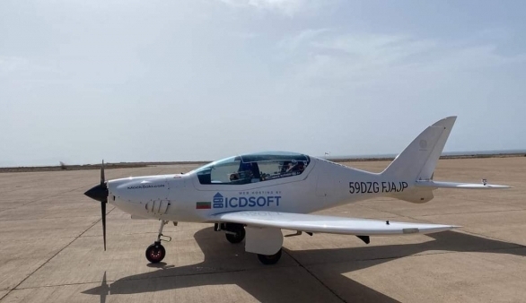 أصغر طيار في العالم يهبط بطائرته في مطار سقطرى قادما من جزيرة سيشل الأفريقية