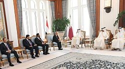 رئيس مجلس القيادة الرئاسي وامير دولة قطر يعقدان لقاءاً موسعاً لتعزيز العلاقات بين البلدين الشقيقين
