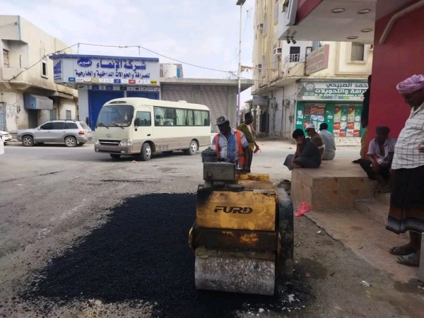 بدء أعمال سفلتة المقاطع والحفريات في عدد من الشوارع الداخلية لمدينة الغيضة