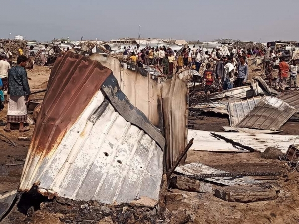 حريق هائل في مخيم للنازحين بمدينة الخوخة جنوبي الحديدة