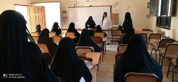 وكيلة شؤون المرأة بالمهرة تدشن امتحانات الفصل الدراسي الأول لمحو الأمية وتعليم الكبار بالغيضة.