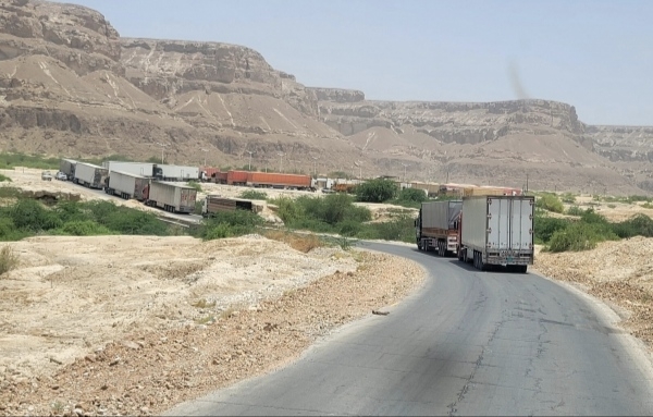 حضرموت..إضراب لسائقي الناقلات للمطالبة بإصلاخ الطريق الدولي مع عمان