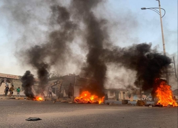 استمرار الاحتجاجات المنددة بانقطاع الكهرباء في عدد من الاحياء بمدينة عدن