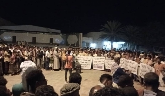 حضرموت.. وقفة احتجاجية للمطالبة بتحسين الخدمات في مدينة الشحر