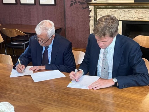 توقيع اتفاق لإيداع 4 قطع اثرية يمنية في متحت فيكتوريا والبرت في لندن