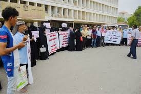 أكاديميو جامعات "عدن ولحج وأبين" يحتجون للمطالبة بصرف حقوقهم