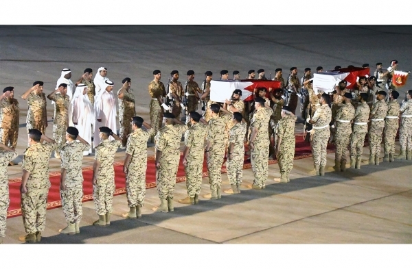 البحرين .. وصول جثامين جنودها بعد أن قضوا في هجوم بطائرة على موقعهم في الحدود السعودية