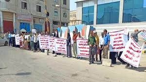 عدن ..أكاديميون يحتجون أمام قصر معاشيق للمطالبة بتحسين وضعهم المالي