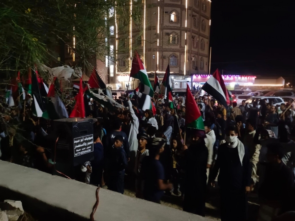 المهرة.. مواطنون يتوافدون إلى ساحة العروض تضامناً مع غزة