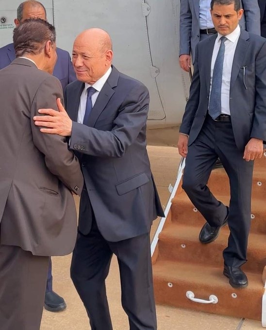 الرئيس رشاد العليمي يصل الى محافظة المهرة لمتابعة تداعيات اعصار "تيج"