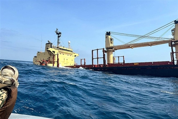 غرق السفينة "روبيمار" وخلية الأزمة تحمل الحوثيين  مسؤولية الكارثة