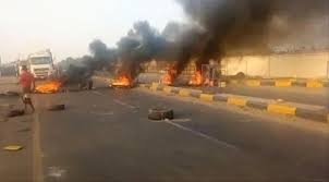 لحج.. محتجون يغلقون طريق الحوطة احتجاجا على تردي الخدمات وانقطاع الكهرباء لحج.. محتجون يغلقون طريق الحوطة احتجاجا على تردي الخدمات وانقطاع الكهرباء