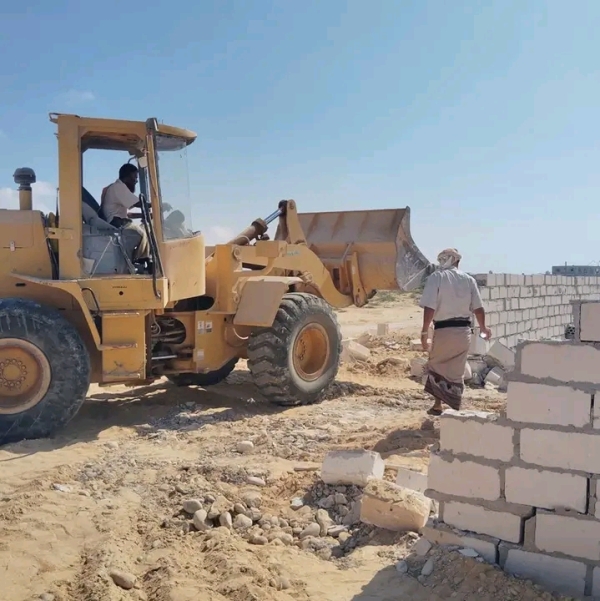 المهرة .. تواصل أعمال إزالة الاعتداءات على الشوارع لليوم الثالث على التوالي في مديرية الغيضة المهرة .. تواصل أعمال إزالة الاعتداءات على الشوارع لليوم الثالث على التوالي في مديرية الغيضة