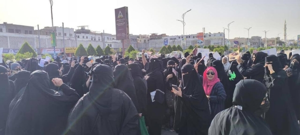 عدن.. مظاهرة نسائية تطالب بتحسين الخدمات وتندد بتدهور الأوضاع المعيشية عدن.. مظاهرة نسائية تطالب بتحسين الخدمات وتندد بتدهور الأوضاع المعيشية