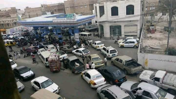 الحديدة ..تهديدات إسرائيلية تسبب طوابير أمام محطات الوقود الحديدة ..تهديدات إسرائيلية تسبب طوابير أمام محطات الوقود