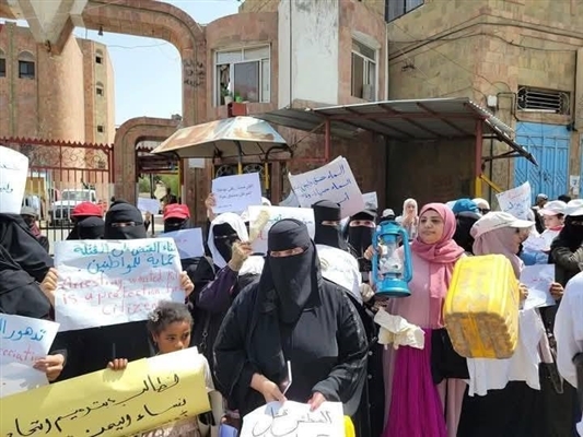 تعز.. وقفة نسائية تطالب بتوفير الخدمات الأساسية في مقدمتها الماء تعز.. وقفة نسائية تطالب بتوفير الخدمات الأساسية في مقدمتها الماء
