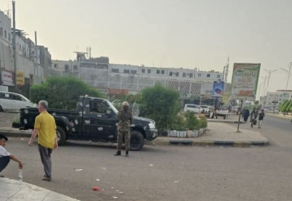 عدن.. قوات الانتقالي تعتدي على نساء وتعتقل صحفيين وتمنع مظاهرة نسائية تطالب بالخدمات الأساسية عدن.. قوات الانتقالي تعتدي على نساء وتعتقل صحفيين وتمنع مظاهرة نسائية تطالب بالخدمات الأساسية