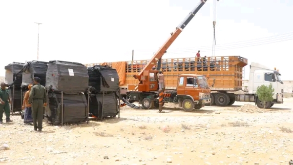 المهرة .. منظمة UNOPS تدعم الدفاع المدني بـ33 ماطور إنارة متنقل