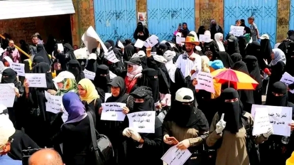 تعز.. تظاهرة نسائية تندد بتردي الخدمات العامة وتطالب بوقف انهيار العملة تعز.. تظاهرة نسائية تندد بتردي الخدمات العامة وتطالب بوقف انهيار العملة