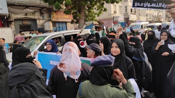 اعتقال ناشطات في عدن خلال تظاهرة نسوية تطالب بتحسين الأوضاع اعتقال ناشطات في عدن خلال تظاهرة نسوية تطالب بتحسين الأوضاع