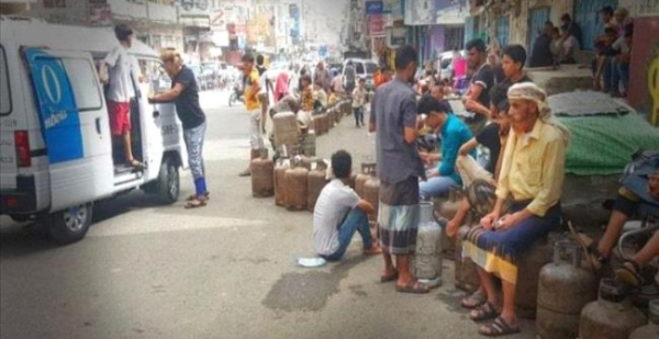 عدن .. تفاقم أزمة الغاز المنزلي تثير سخط المواطنين عدن .. تفاقم أزمة الغاز المنزلي تثير سخط المواطنين