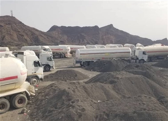 أبين.. تشكيلات تابعة للانتقالي تمنع مرور مقطورات الغاز إلى عدن بعد رفض السائقين دفع جباية مالية أبين.. تشكيلات تابعة للانتقالي تمنع مرور مقطورات الغاز إلى عدن بعد رفض السائقين دفع جباية مالية
