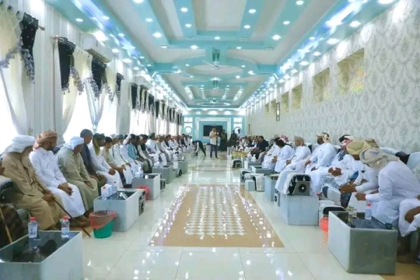 محافظ المهرة يترأس اجتماعًا موسعًا للوجهاء والشيوخ ويؤكد المضي في بسط الأمن وسيادة القانون محافظ المهرة يترأس اجتماعًا موسعًا للوجهاء والشيوخ ويؤكد المضي في بسط الأمن وسيادة القانون