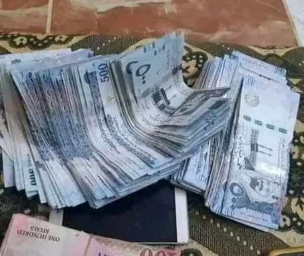 اقتصاديون يؤكدون أهمية حظر استخدام العملات الأجنبية كبديل للريال الوطني