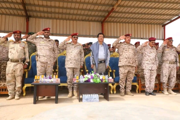 وزير الدفاع ومحافظ المهرة يتفقدان جاهزية محور الغيضة وزير الدفاع ومحافظ المهرة يتفقدان جاهزية محور الغيضة