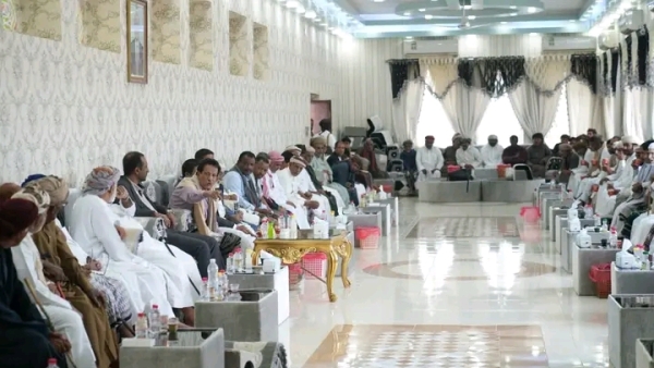 محافظ المهرة يترأس اجتماعاً موسعاً مع الشيوخ والشخصيات الاجتماعية والمكونات السياسية