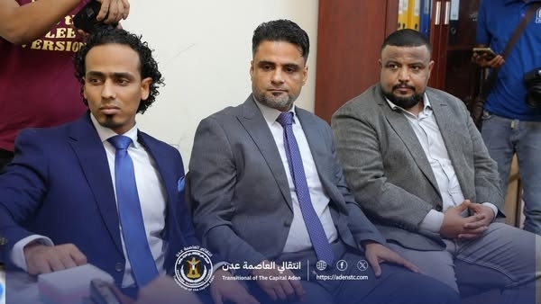 عدن ..اقتحمت عناصر تابعة للمجلس الانتقالي مكتب نائب وزير الإعلام حسين باسليم عدن ..اقتحمت عناصر تابعة للمجلس الانتقالي مكتب نائب وزير الإعلام حسين باسليم