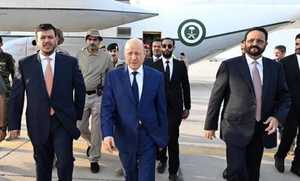 الرئيس العليمي والشيخ العرادة والدكتورعبدالله العليمي يغادرون عدن متجهين إلى الرياض