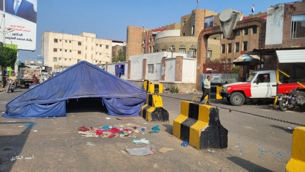 تعز ...نصب خيام جديدة أمام السلطة المحلية للمطالبة بالعدالة لافتهان المشهري