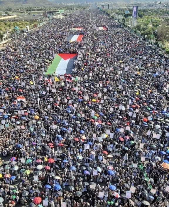مظاهرات صنعاء تؤكد الدعم القوي للقضية الفلسطينية ومنددة بجرائم الاحتلال في غزة مظاهرات صنعاء تؤكد الدعم القوي للقضية الفلسطينية ومنددة بجرائم الاحتلال في غزة