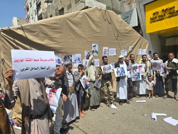 تعز.. أهالي الشهداء والمغدور بهم يطالبون طارق صالح بالقبض على قتلة الذين في حمايته بالمخأ