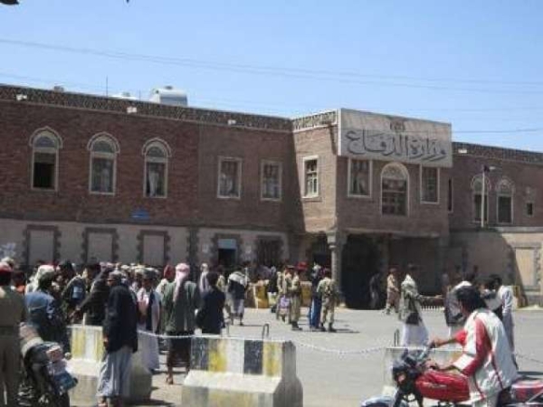 صنعاء.. وزارة الدفاع تنفي استهداف سفينة في خليج عدن صنعاء.. وزارة الدفاع تنفي استهداف سفينة في خليج عدن