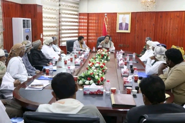 محافظ المهرة يوجه مديرية حات بإزالة النقاط العشوائية محافظ المهرة يوجه مديرية حات بإزالة النقاط العشوائية