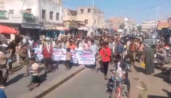 أبين.. مسيرة جماهيرية تطالب بوقف الجبايات وصرف المرتبات ومحاسبة الفاسدين أبين.. مسيرة جماهيرية تطالب بوقف الجبايات وصرف المرتبات ومحاسبة الفاسدين