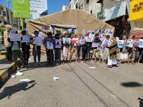 تعز.. وقفة احتجاجية لأسر الضحايا تطالب بتسليم المتهمين الفارين إلى الساحل الغربي